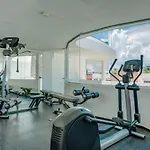 Incredible Oceanview Roof Lounge, Apartment Units 2 Blocks To Beach